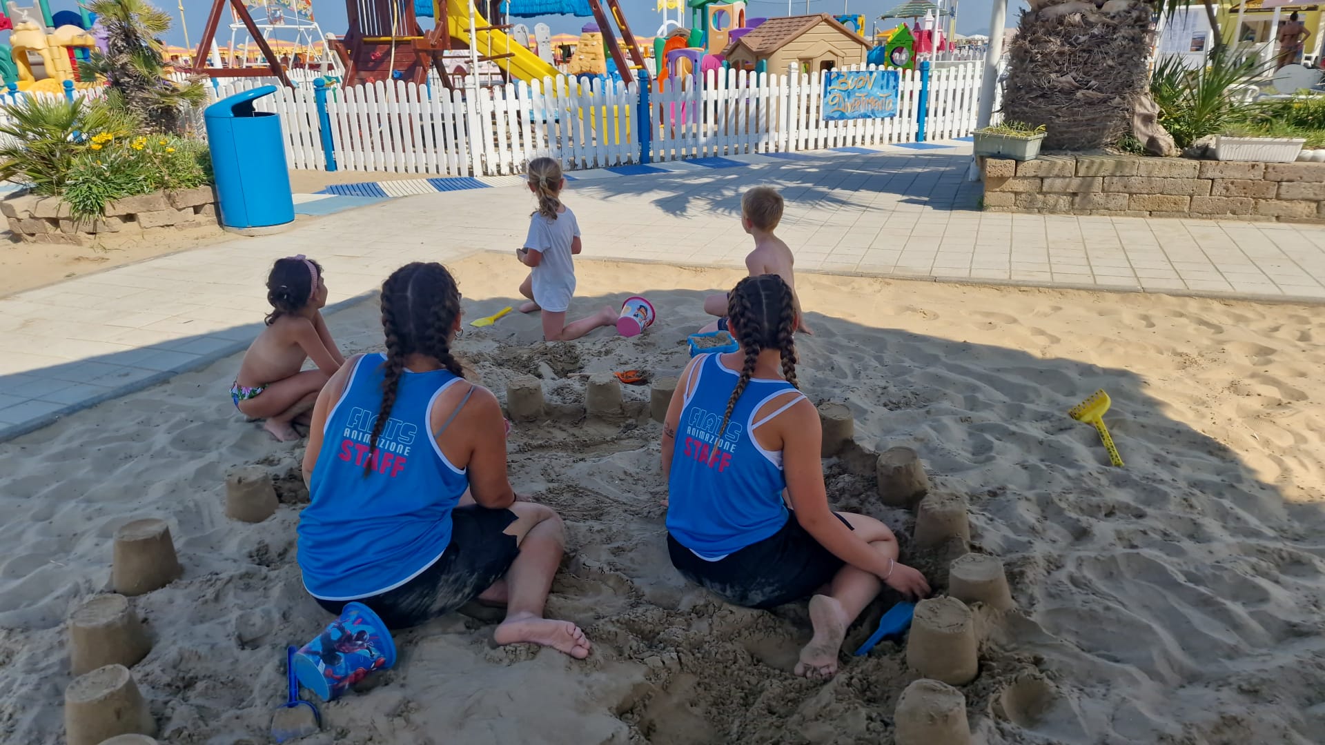Spiaggia attrezzata a Rimini con lettini e ombrelloni