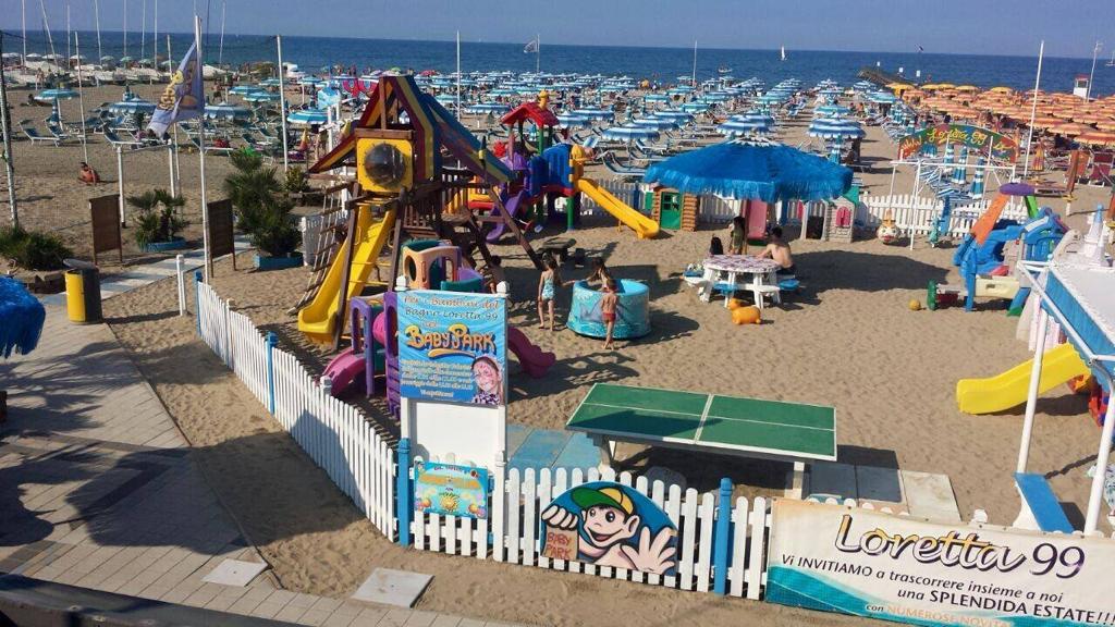 Famiglia con bambini sulla spiaggia di Rimini